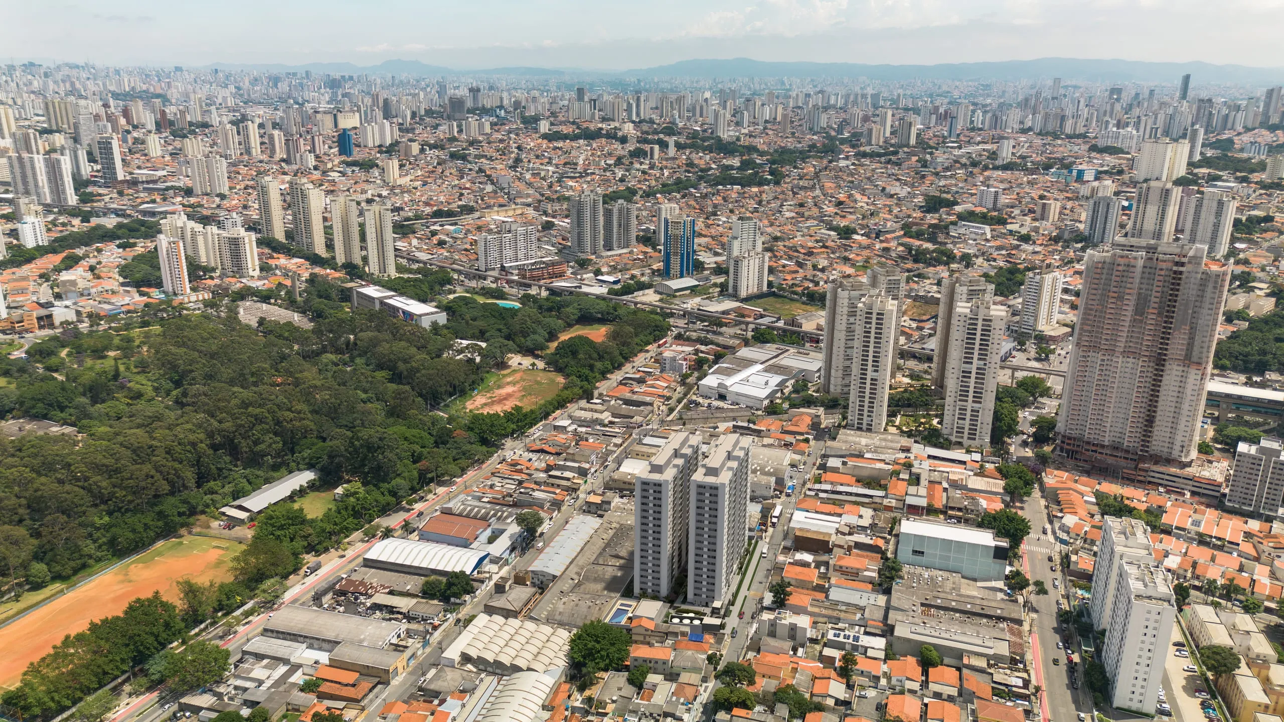 Fotomontagem aérea do Altus Vila Prudente, com as duas torres no entorno do bairro
